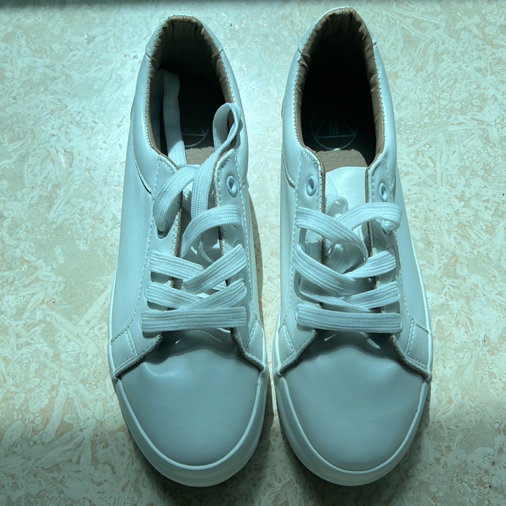 Missguided White faux leather Sneakers BRAND NEW IN BOX - Picture 2 of 7